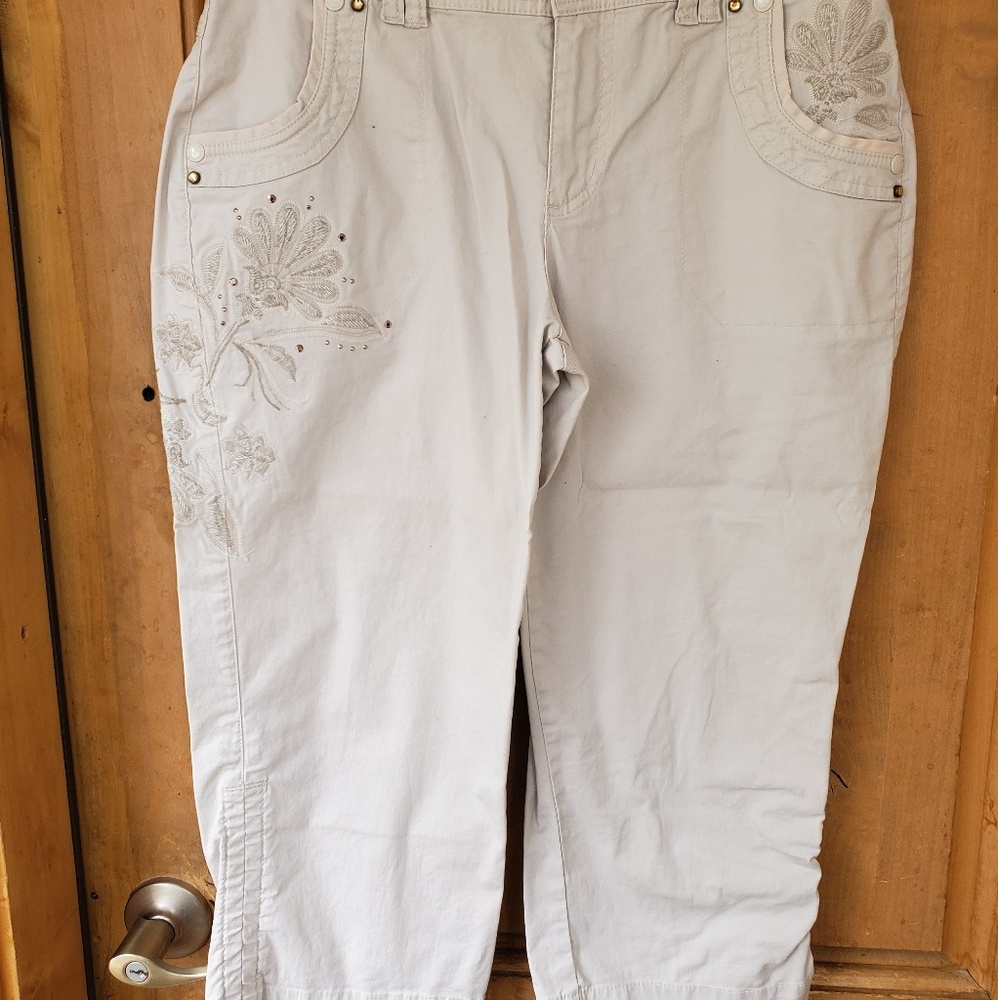 Adorable capri khaki pants
